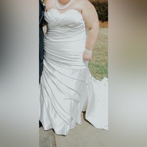 Allure Bridal Wedding Dress size 26